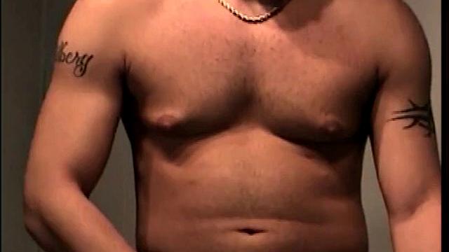 Этан строит из себя гетеро, а дрочит как настоящий извращенец