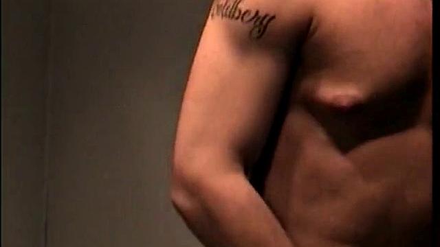 Этан строит из себя гетеро, а дрочит как настоящий извращенец