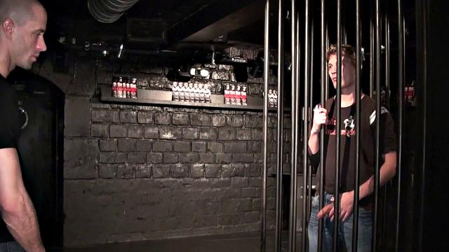 Парень в клетке жестко жарит волосатого в джокстрепе