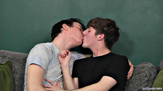 Stuffing New Twink Guy Leo - Justin Tiempo & Leo Summers