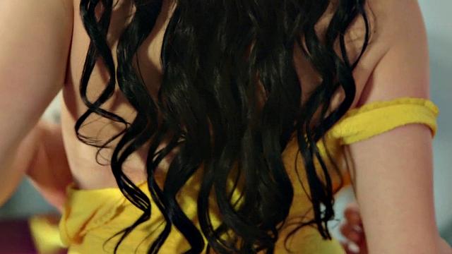 Страстная брюнетка Даниэль доводит себя до мощного оргазма на четвереньках