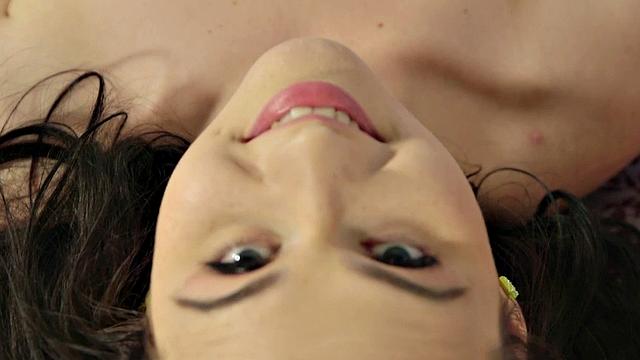 Страстная брюнетка Даниэль доводит себя до мощного оргазма на четвереньках