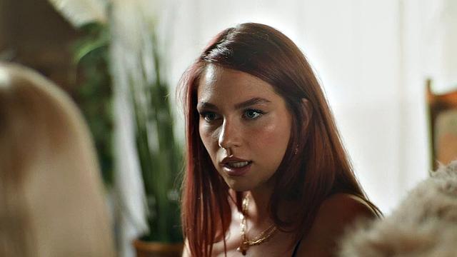 Gorgeous Stepsisters Zazie Skymm and Leya Desantis Fuck Each Other With A Strap-On