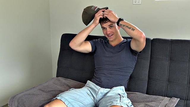 Amateur muscled stud masturbates and cums at casting