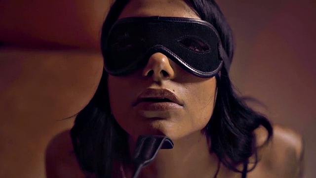 смотри, как страстная брюнетка отдается своему господину