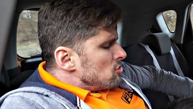 Сочная студентка визжит, когда инструктор жёстко трахает её в машине