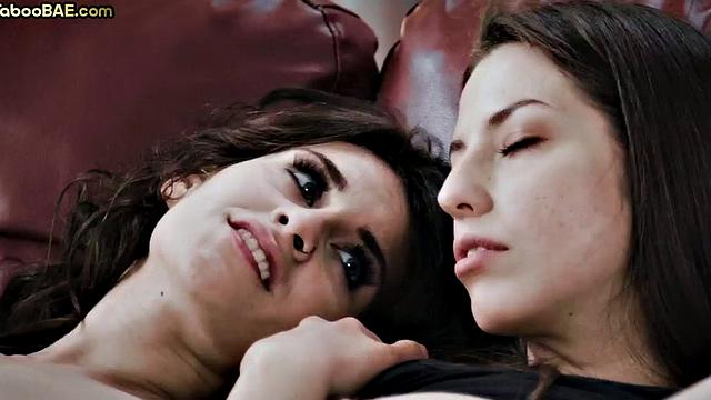 пальцем в попу, сиськи на вынос - лесби скрещивают ноги и ржут