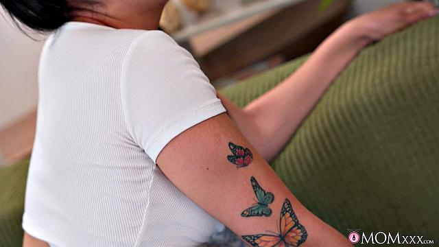 Соблазнительная няня трахает женатого мужика на глазах у жены, грудь мокрая от спермы!