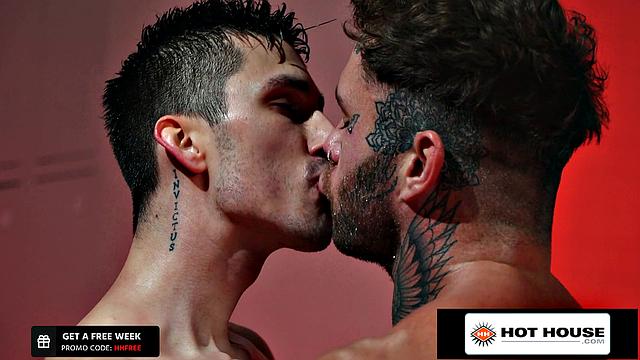 Татуированный мачо жестко трахает потного качка в тугую жопу