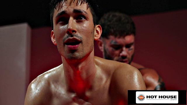 Татуированный мачо жестко трахает потного качка в тугую жопу