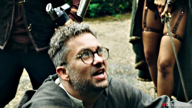 два рыцаря жёстко трахают стервозную сестру принцессы прямо в лесу