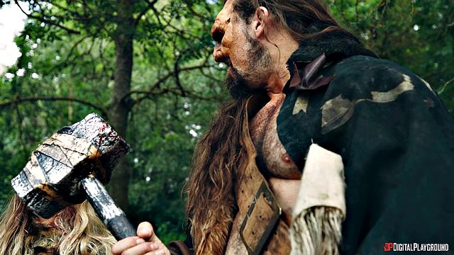 два рыцаря жёстко трахают стервозную сестру принцессы прямо в лесу