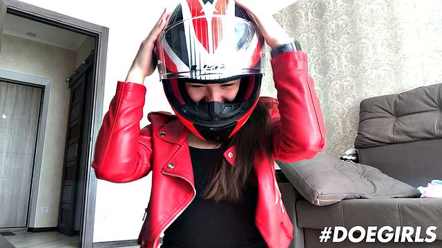 Хайли Сандерс дрочит перед камерой и играет с игрушкой в своем утре на карантине.