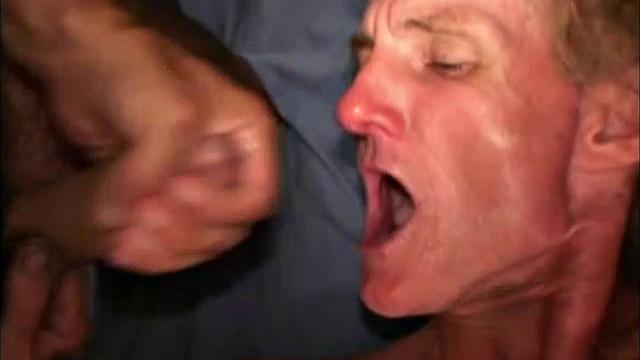 Два мужика дрочат друг другу и кончают вместе, гей домашка с Джеком и Вито.