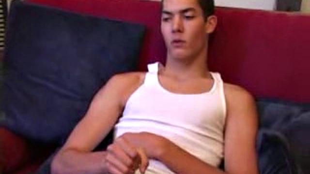 Brennan Stark мастерит рукой, салфетки готовит заранее