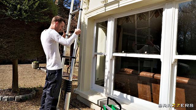 застали блондинку за мастурбацией - двое мойщиков окон устроили ей жесткий трах