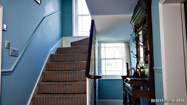 застали блондинку за мастурбацией - двое мойщиков окон устроили ей жесткий трах