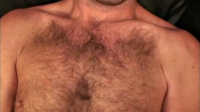 волосатый зрелый мужик устраивает жару с парнем