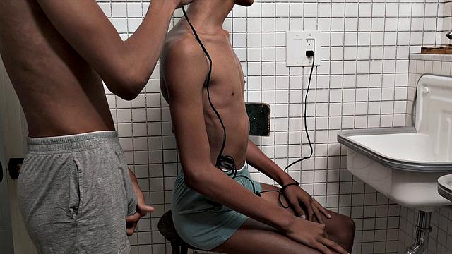 Близнецы меряются членами в душевой, кто зальет первым