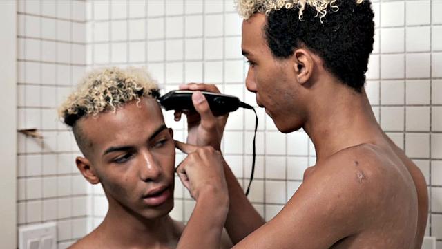 Близнецы меряются членами в душевой, кто зальет первым