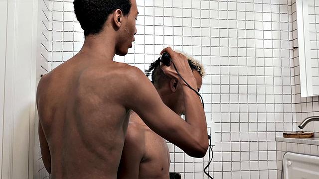 Близнецы меряются членами в душевой, кто зальет первым