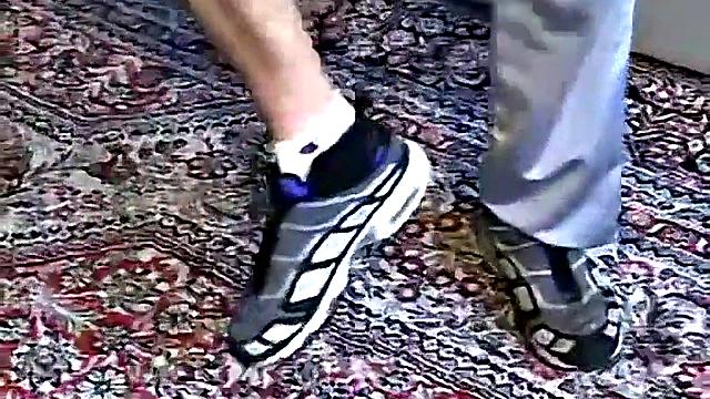 Это название непонятно, и оно не выглядит как название взрослого видео
