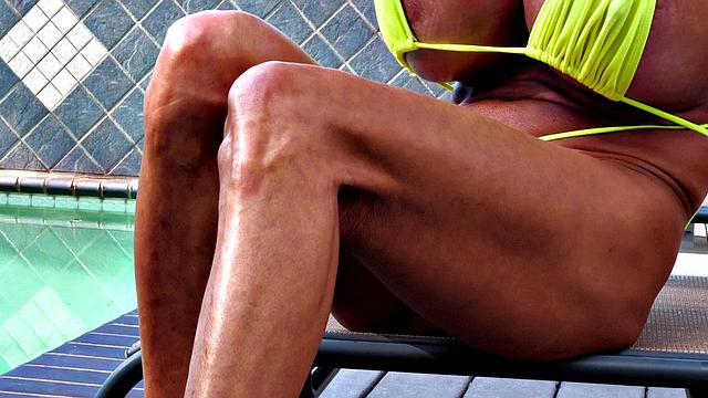 Минка рвет бикини на себе, сиськи вываливаются наружу