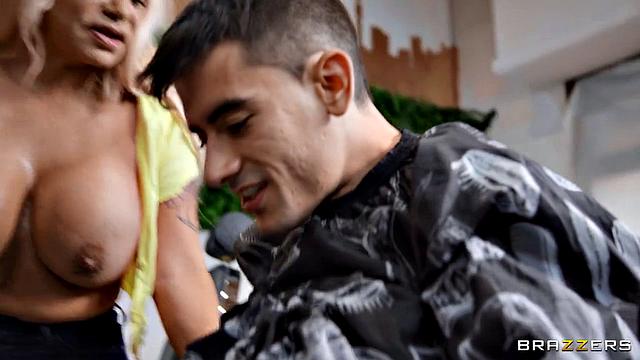 Парикмахерша с сиськами как у Alexa Blun стрижет и сосёт - ну а что, такой сервис тут стрижка, тут отсос, а Jordi не жалуется!