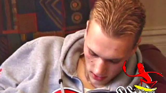 Тай дрочит смазанный член и балуется анальным вибратором