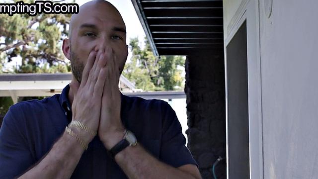 Cockhungry Tranny assfucked by handyman