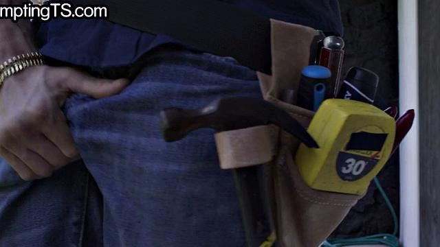 Cockhungry Tranny assfucked by handyman