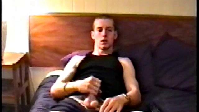 Адам дрочит на камеру после катки на скейте, гей видос для ценителей мужской страсти.