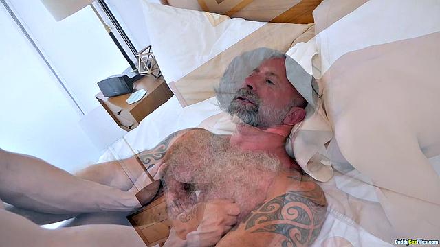 Папочка кончает в него - Джет Родригес и Лэнс Чарджер