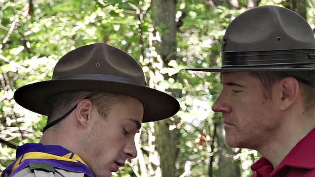 Опытный мачо раздает по полной взрослому скауту в лесу, пока за ними наблюдают