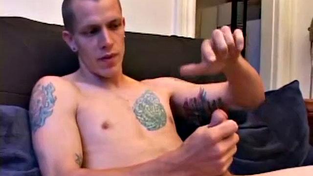 Шейн дрочит и засовывает палец в задницу перед камерой (гей) 