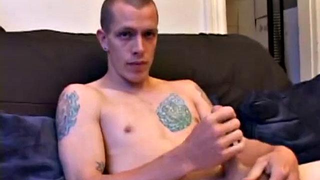 Шейн дрочит и засовывает палец в задницу перед камерой (гей) 