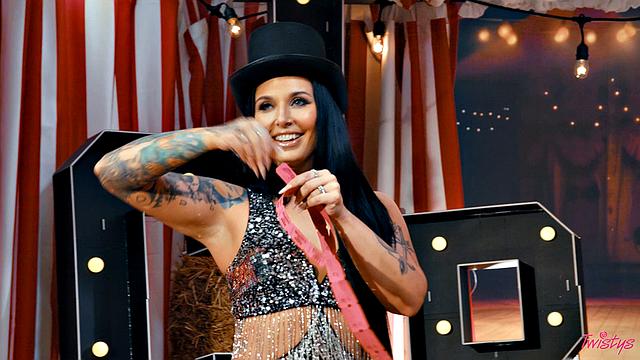 смотри, как ivy lebelle дрочит и обливает себя горячим воском