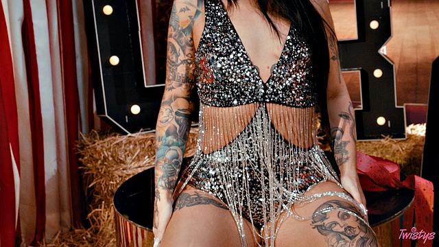 смотри, как ivy lebelle дрочит и обливает себя горячим воском