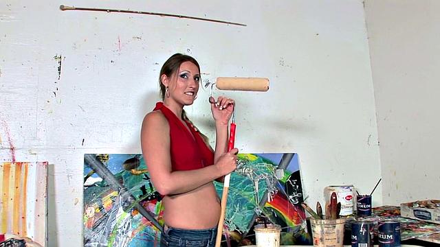 она вкалывает, он валяется - всё равно сосёт ему и даёт