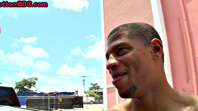 чёрный мужик трахает парня в анал на улице и кончает
