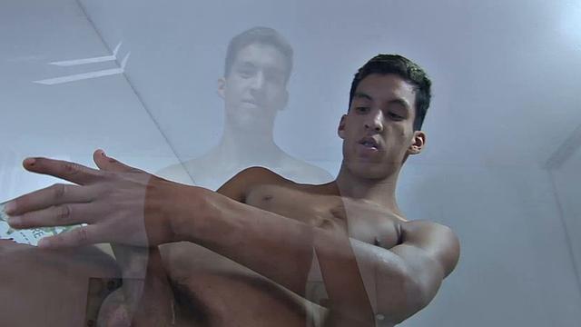 страстный латинос дрочит до мощного выброса спермы