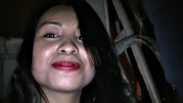 Филиппинка разносит белого мужика дикой еблей