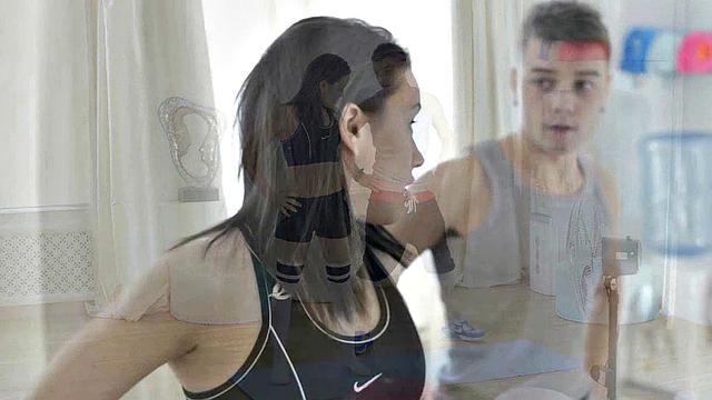 изи пришла на фитнес, а тренер разминает не только мышцы