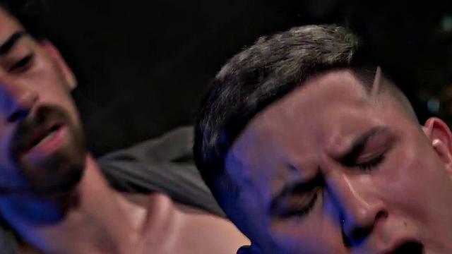 Blowing twink breeded by hung DILF in doggystyle pose