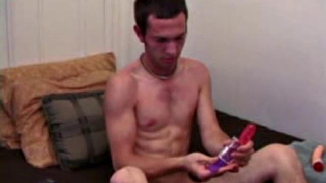 Че дрочит себе дилдо и кончает
