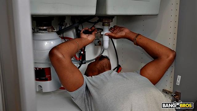 блондинка от скуки зовёт сантехника и получает крутую трубу