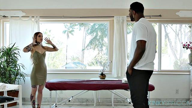 Ванесса Вега пришла на массаж, а там не только мышцы разомнули - её киска вспотела по полной от чёрного мастера с внушительным инструментом.