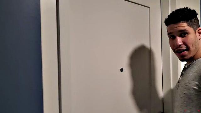 Сосед приглашает меня внутрь