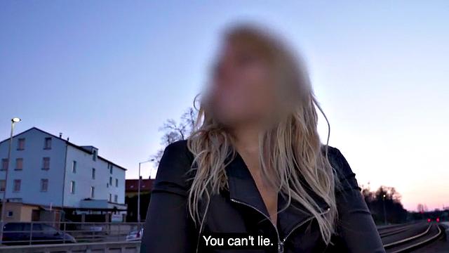 татусная шалунья сбивает лжесвященника с пути орлом и киской