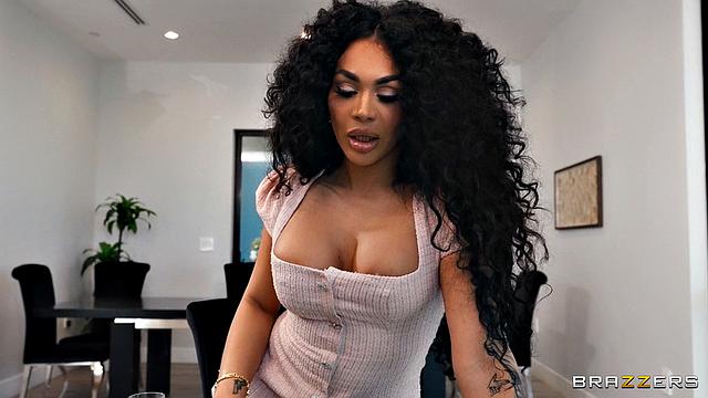 Покер - игра для взрослых: Ева Максим вскрывает свой козырь прямо на столе и удивляет всех мужчин за партией!